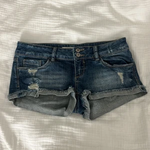 Lågmidjade shorts - Säljer nu dessa super lågmidjade shortsen!! Inte använd många gånger alls. Köpta på vinted! (Har inte midjemåtten på shortsen, de är ganska stretchiga.)