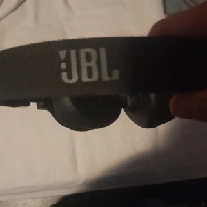 Jbl hörlurar jätte bra sick ny pris 1 500 kr - Dem är jätte bra har bra ljud med ännu bättre bas. Dem är i 