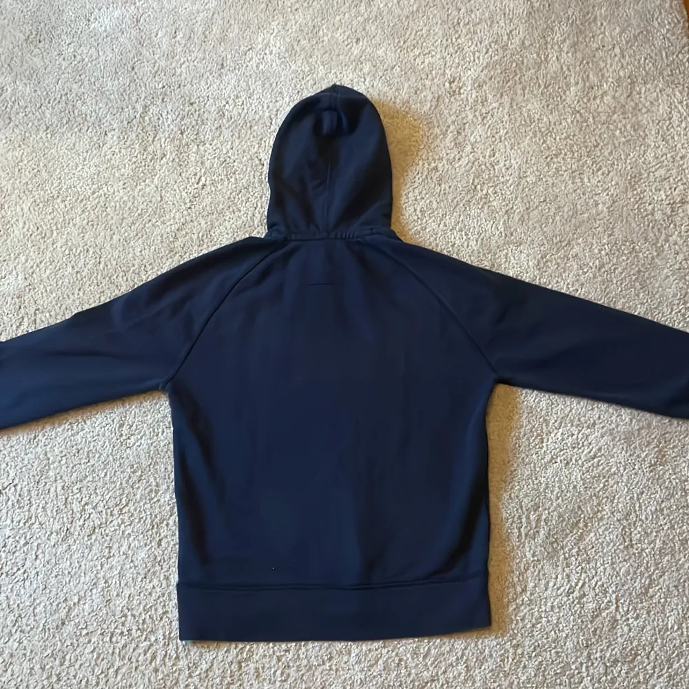 Snygg mörkblå hoodie från GAP som är vintage. Väldigt fin men lite för liten för mig💕. Neuletakit & Villapaidat.