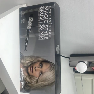 Magic Style Brush 38 mm från Björn Axén - Den är helt oanvänd, köpte den för 600 kr. Skriv för fler bilder💗