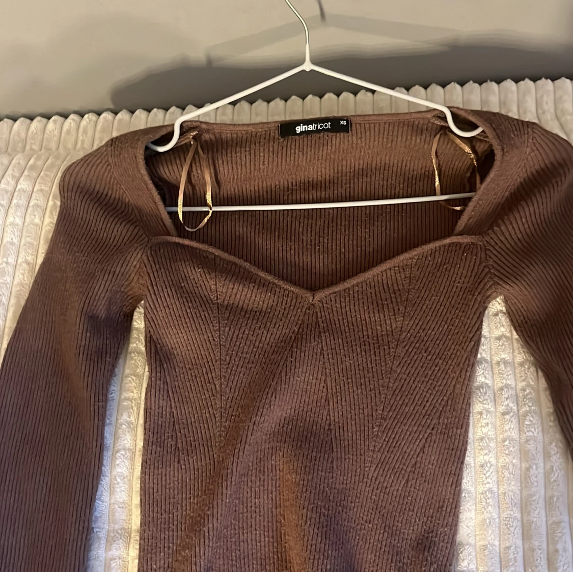 Brun ribbad tröja från Gina Tricot