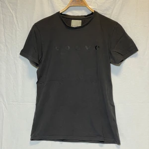 Svart t-shirt från Volvo - Snygg svart t-shirt från Volvo i bomull. Storleken är M. 