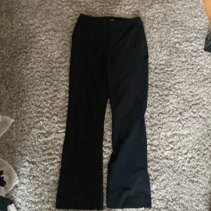 Svarta kostymbyxor bikbok - Svartrandiga kostymbyxor från bikbok, storlek 40 men små i storleken