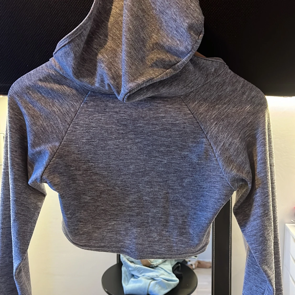 Grå croppad hoodie - 90