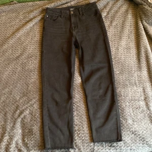 Svarttvättade jeans från ONLY - Snygga svarta jeans från ONLY, modell Emily. De är högmidjade och har en rak passform. Jeansen är använda  1 gång. Skriv ifall ni vill ha fler bilder. Ny pris ca 500 och jag säljer dom för 100. Priset är inte fast så om ni tycker det är för mycket ge prisförslag👖📸💕