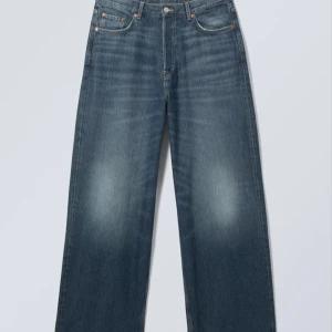 Baggy jeans - Säljer sådana här baggy jeans från Weekday då de tyvärr är för stora, de är i princip oanvända. 