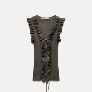 Snygg grön topp från Zara - Snygg grön ribbad topp från Zara med volangdetaljer och knyt framtill. Perfekt för att lägga till en touch av stil till din outfit.Storlek S använd bara 1 gång!🤍Är helt utsåld på deras hemsida i Storlek S