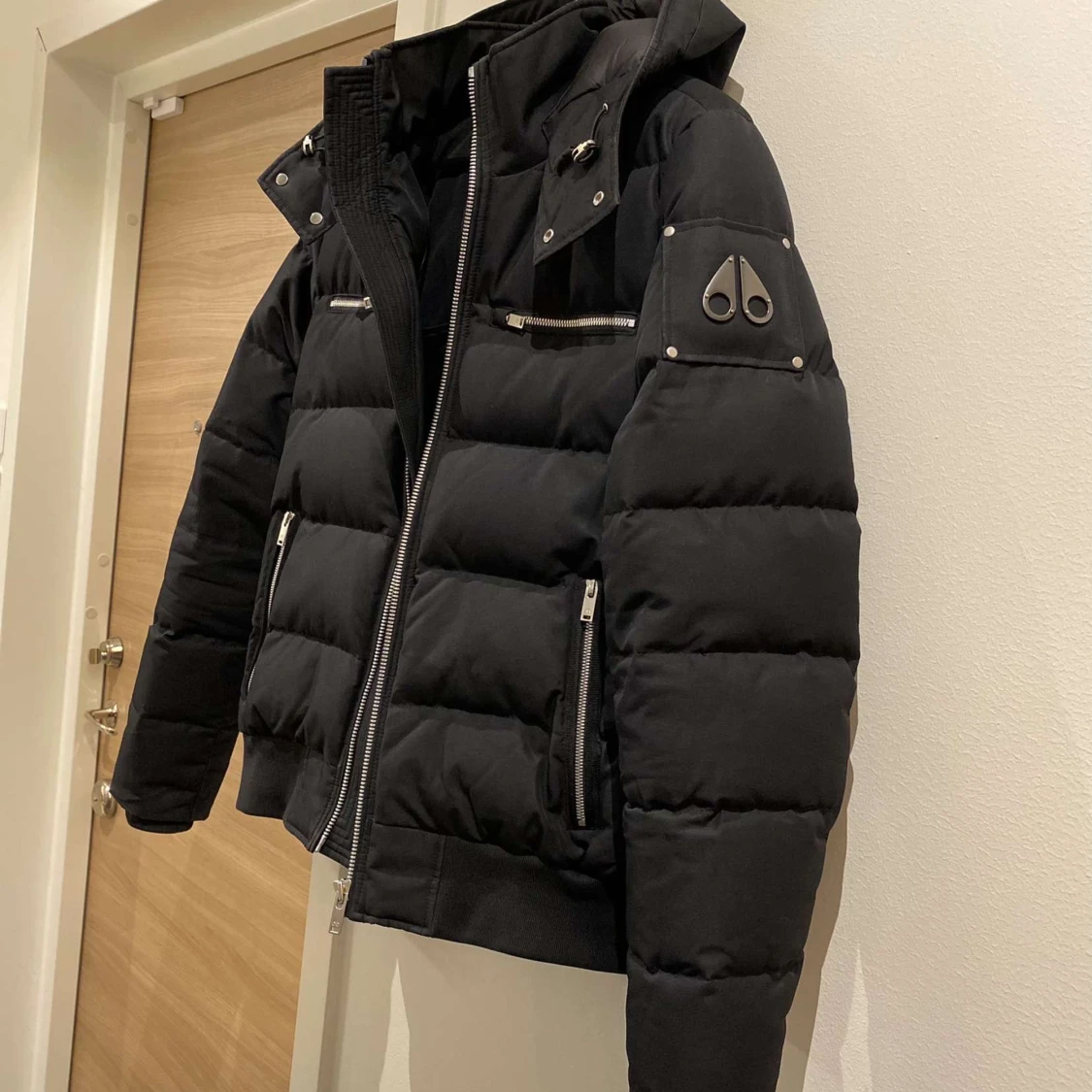 Svart dunjacka med huva - 90