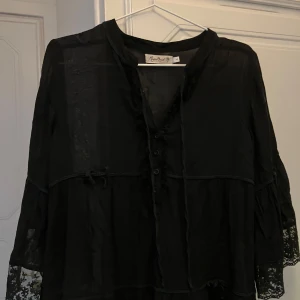 Svart klänning - Fin klänning i tunnt tyg, lite gotisk stil