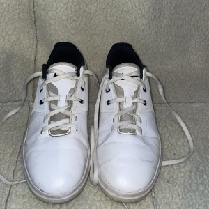 Vita golfskor från Nike. - Säljer ett par vita Nike-golfskor med spikes.👟⚪️🏌️‍♀️Skorna är använda men fortfarande i väldigt bra skick. 👍😊Hör av er vid minsta fundering! Mitt pris är 249kr. Priset är inte hugget i sten!👍😊