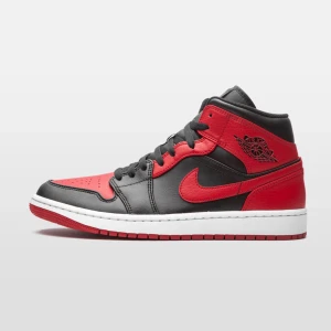Nike Air Jordans 1 mid Banned - Snygga Jordan 1s i bra skick, de är sparsamt använda, men trots finns de några tecken på användning men inget som syns på långt håll. Köpta för 2399kr på Merchsweden, men tyvärr har jag inte kvar kvitto. Men box och klistermärke tillkommer. Kom privat vid intresse eller om du vill ha bilder🥰