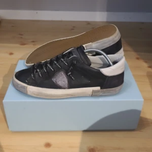 Svarta skor från Philippe Model - Svarta skor från phillipe model sparsamt använda ii några månader låda kommer med när man köper dem. Pris kan diskuteras. Köp pris 1500. Kan Bytas mot ett annat par skor storlek 39 eller 40