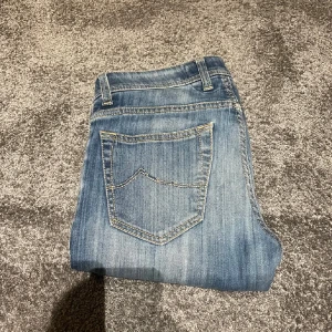 Jacob cohen jeans - Ljusblåa Jacob cohen jeans med en liten distressed/fade look. Storleken är 30 och modellen sitter som slim. Passar någon runt 175. Skriv vid funderingar eller prisförslag.