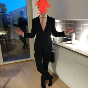 Mörkblå kostym från Dressmann - Snygg mörkblå kostym från Dressmann i slim fit. Kavajen har två knappar och klassiska slag. Byxorna är i storlek 29/32 och matchar perfekt med kavajen. Perfekt för formella tillfällen. Pressveck på byxorna. Använd fåtal gånger, i mycket bra skick. 