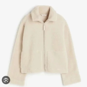 Beige teddyjacka -  beige teddyjacka med dragkedja framtill. Perfekt  långa ärmar. Storlek stor ej på jackan men passar mig som har storlek S med en lite oversized stil