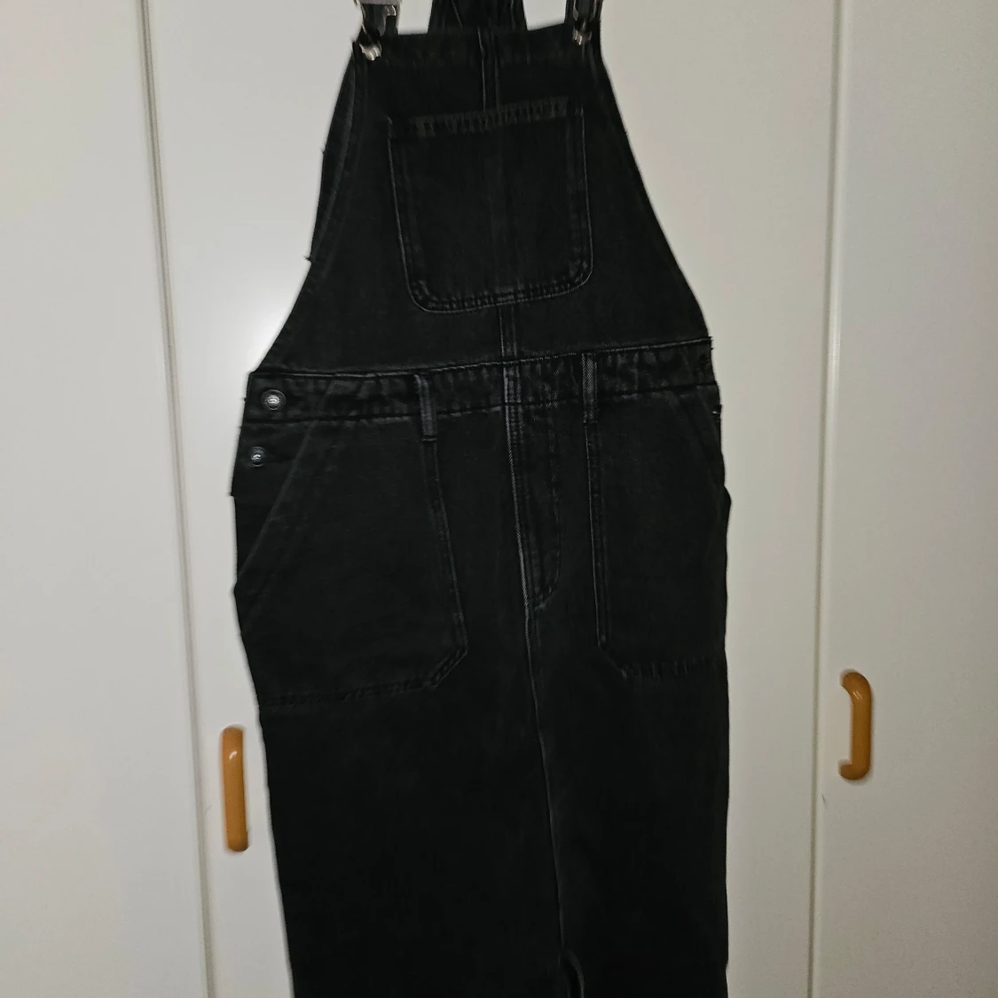 Svart jeansklänning med hängslen - 91