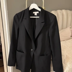 Snygg kavaj - Jätte snygg kavaj att ha till fest eller vardags!! Säljer denna då jag inte fått användning för den, använd cirka 2 gånger. Den är som ny 