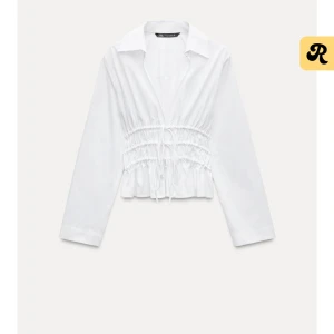 Långärmad skjorta ZARA - Säljer denna fina skjorta/tröja från Zara då den inte kommer till användning. Den har använts 1 gång och köptes i somras. Den kostar 379kr om man köper den ny på deras hemsida men säljer den för 250kr💕