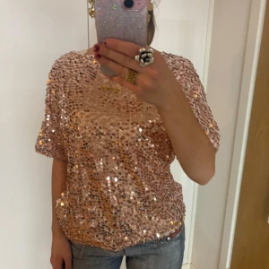Paljettopp  - Så snygg topp/tshirt med paljetter prrfekt på nyår. Jag är 168 och det är mina bilder, köp via köp nu direkt eller Swish, kvar tills markerad som såld ❤️