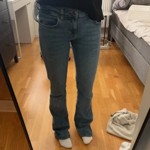 Blåa jeans - Ett par snygga blåa jeans ifrån Zara, de är lågmidjade och bootcut🥰de är lite för långa för mig på bilden men de är i storlek 34💗