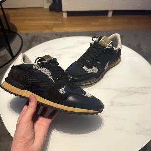 Valentino rockrunners  - Säljer riktigt feta och eftertraktade Valentino Rockrunners i camouflage. ||Skick|| mycket bra 9/10 OG följer ej med. Priset är ej hugget i sten. vid frågor och funderingar är det bara att höra av sig 😁