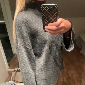 Grå stickad polotröja - Mysig grå stickad polotröja med långa ärmar och ribbade detaljer vid ärmslut och hals 💕
