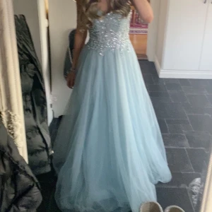 Balklänning  - Säljer min superfina balklänning då den inte kommer till användning🩵kom privat för fler bilder🎀 pris kan diskuteras.