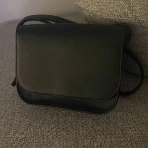 Svart axelväska från Even&Odd - Snygg svart axelväska från Even&Odd med justerbar axelrem och stilren design. Perfekt för att bära dina nödvändigheter med stil. gott som ny💕