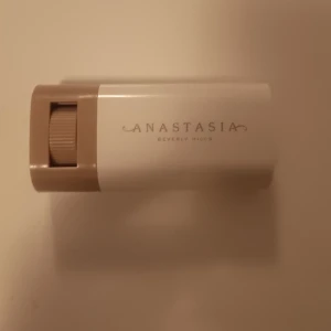 Anastasia Beverly Hills Beauty Balm - Säljer en Beauty Balm från Anastasia Beverly Hills. Denna produkt är en sheer illuminating skin tint, perfekt för en naturlig look. Kommer i en stilren förpackning med en beige och vit design. Knappt använd, funkar både som skin tint eller bronzer. Köpt för 500kr säljer för 300, kan tänka mig att sänka pris vid snabb affär 