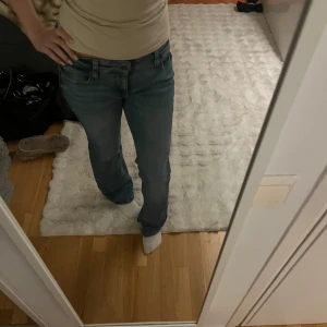 Blå jeans från Lee - Snygga blå jeans från Lee i modellen Jessica, bootcut stil❤️Endast andvända fåtal gånger. Nypris: 1199kr