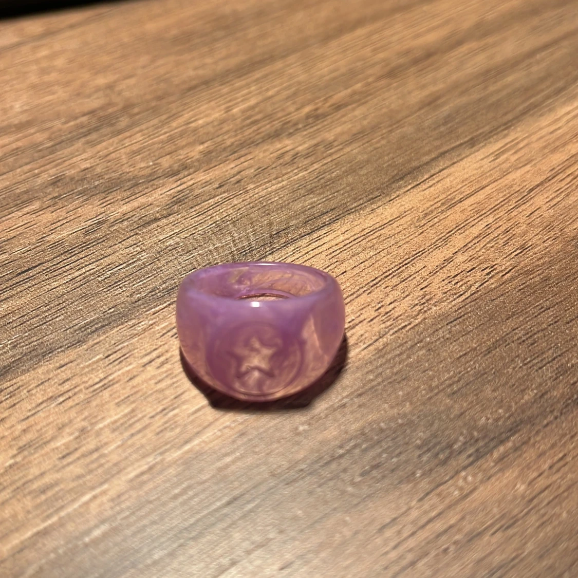 Lila ring med stjärndetalj