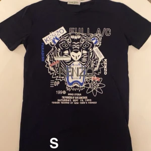 Svart t-shirt - 2 skit snygga tröjor. Båda tröjorna är helt oanvända och är fräscha! Jättebra julklappar. 1 för 70, 2 för 120!