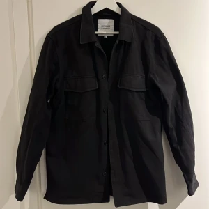 Svart denim jacka  - Svart denim jacka från Just Junkies.