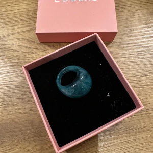 Grön ring från lizmo  - Snygg grön ring med en marmorerad effekt, så söt från lizmo😍 skulle säga den är lite grön blå