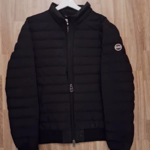 Svart Colmar jacka - Tja! Vi säljer nu en riktigt snygg colmar puff jacka för ett sjukt bra pris! Jackan passar ungefär M/L. Hör av er vid övriga frågor, priset är inte hugget i sten! OBS! KAN SLÄPPA BILLIGARE VID SNABB AFFÄR