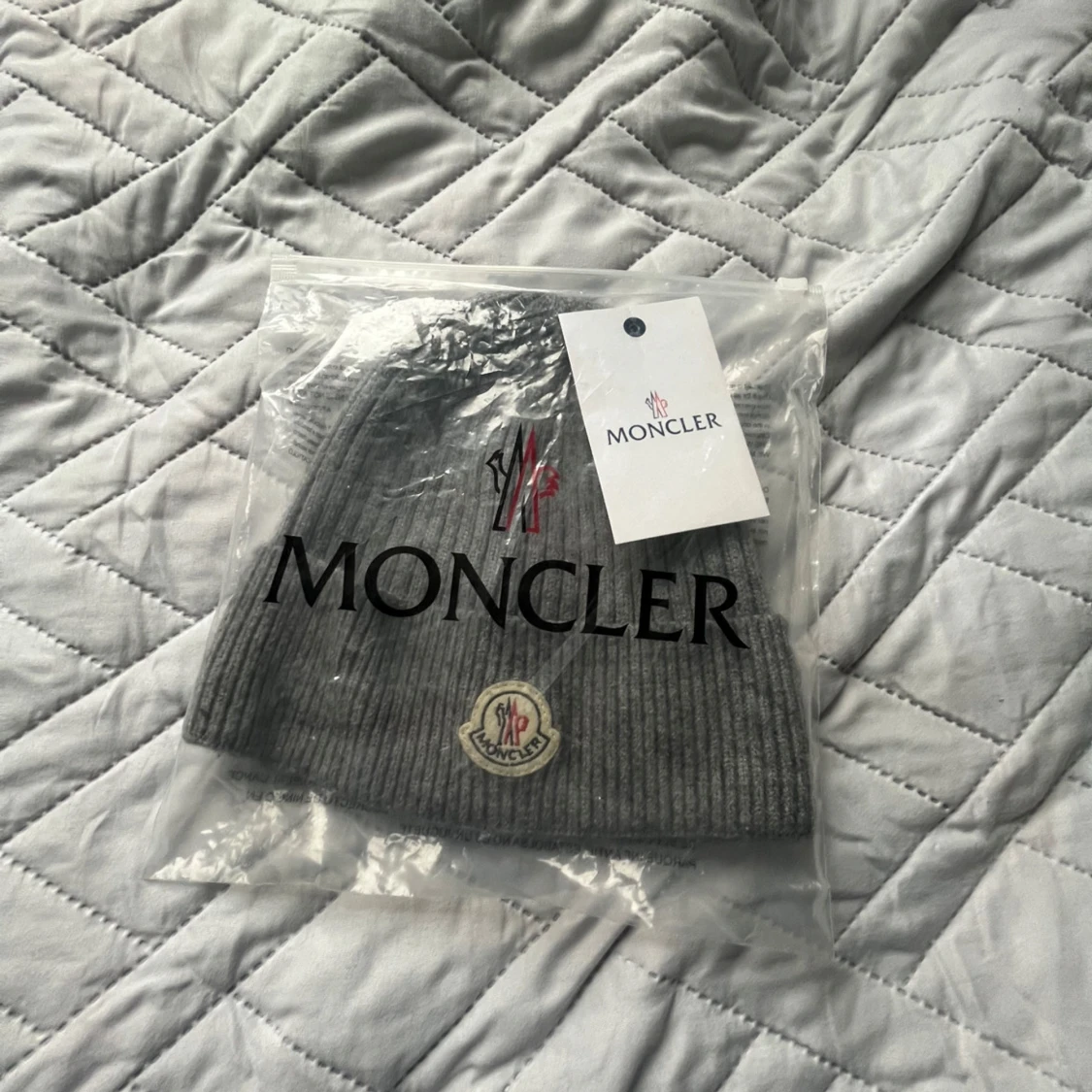 Grå ribbad mössa från Moncler