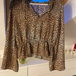 Leopard blus  - Jättefin aldrig använd leopardblus. 