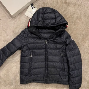 Moncler Jacka  - Säljer nu denna sjukt snygga Moncler Jacka | Storlek 14y som motsvarar 164cm Skick 8,5/10 Pris 2000kr snabb affär = bättre pris 