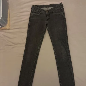 Svarta jeans från Lee - Säljer ett par vintage jeans från Lee. De har en klassisk design med fem fickor och knappgylf. Perfekta för en casual look. W28 L33