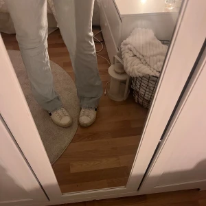 lågmidjade jeans - Snygga ljusblå lågmidjade jeans med en bootcut passform. De är sjukt snygga och säljer endast för att de har blivit för små. De är för små för mig som vanligtvis har 38 i jeans🥰 Köptes för 399 kr och de är från märket pull&bear