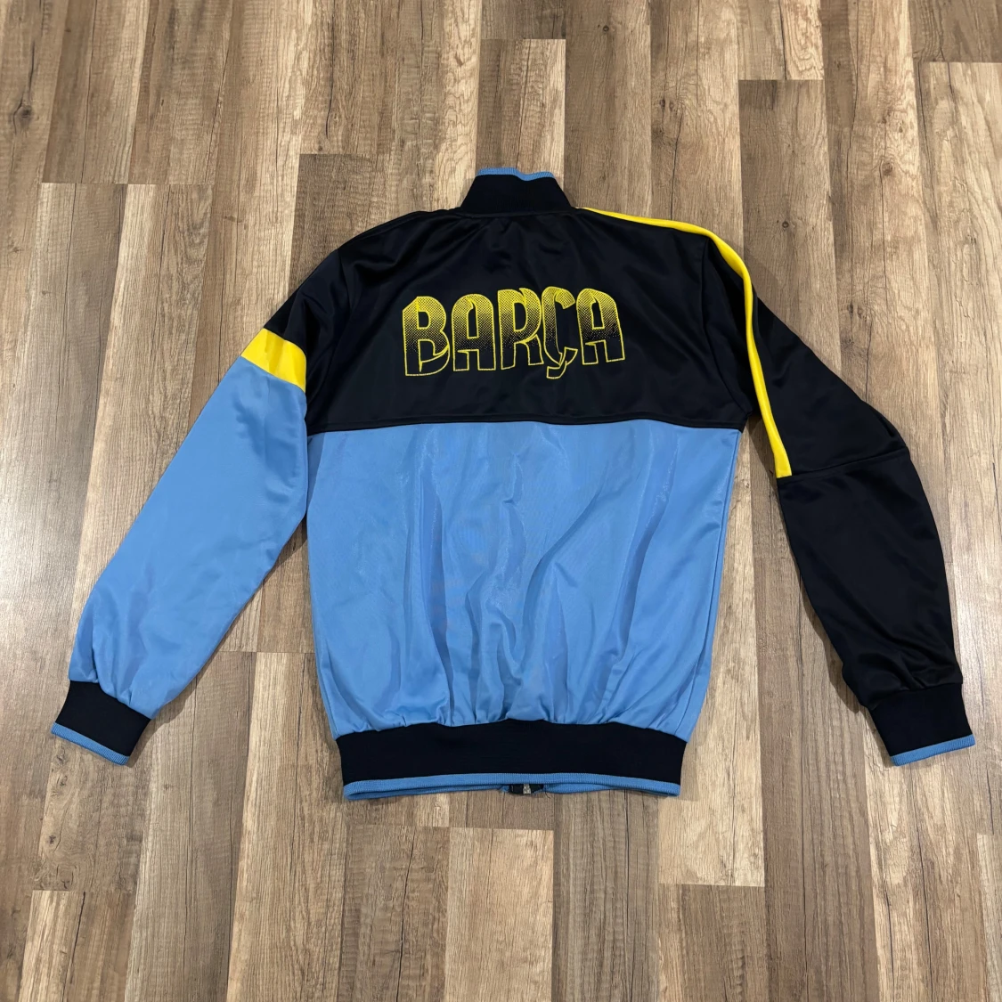 Blå och svart träningsjacka med barcelona märke - 91