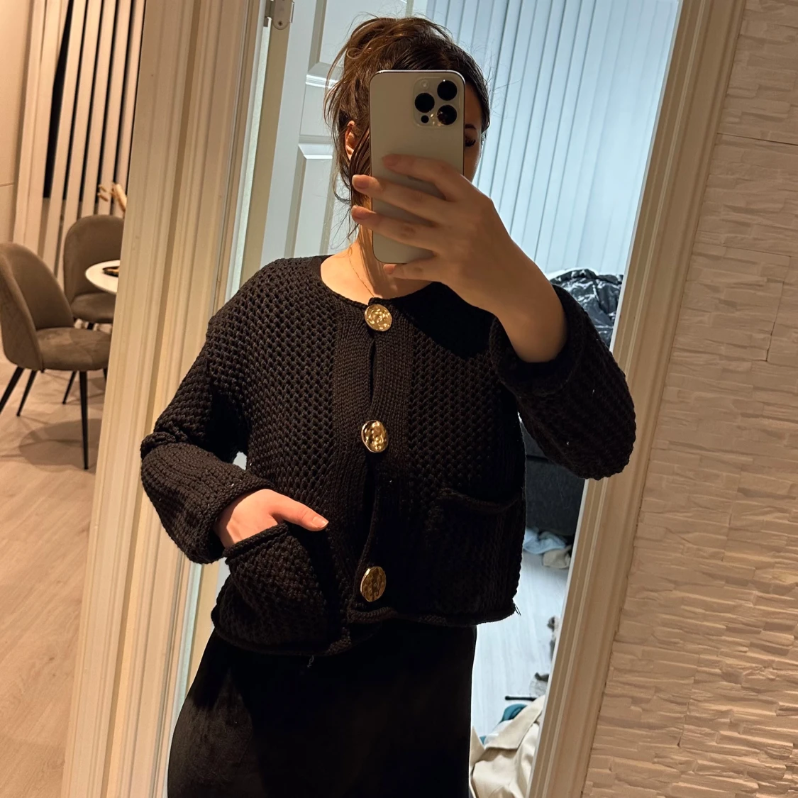 Svart stickad kofta med stora knappar - 90