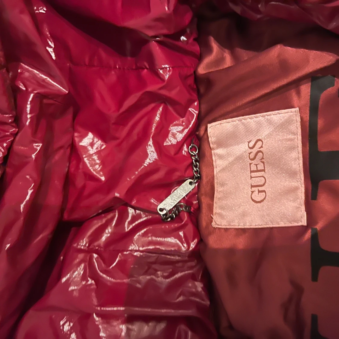 Röd pufferjacka från Guess - 92