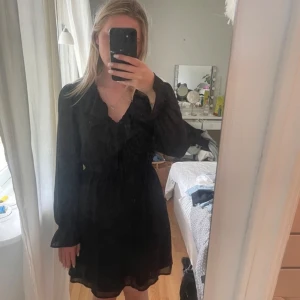 svart volang klänning  - en svart fin volangklänning från NA-KD som är perfekt ny till nyår eller andra tillfällen 