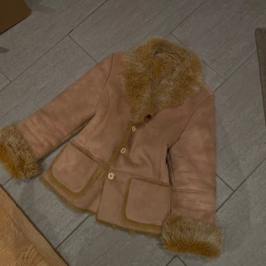 Beige jacka från Betty Barclay - Säljer en vintage, beige pälsjacka från Betty Barclay. Jackan har läderliknande textil på utsidan och mjuk päls på insidan, perfekt för vintern men även kyligare vår/höst dagar!!