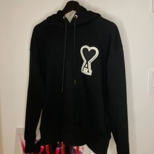 Ami Paris hoodie - Ami Paris hoodie i ny skick, storlek M men skulle kunna passa S, kom med prisförslag! Öppen för byten
