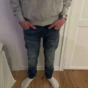 Jack & Jones Yeans - Säljer Snygga blå jeans från Jack & Jones i modellen Slim/Glenn. Jag på Bilden är 170 cm och dom passar perfekt. Vid frågor eller intresse så kontakta!
