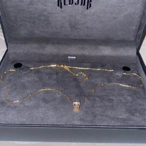 Guldhalsband med diamant från kejsar  - Elegant guldhalsband från kejsar med en gnistrande diamant i mitten. Perfekt för att lägga till en touch av lyx till din stil. Kommer i en snygg förpackning. Även helt oanvänd fick precis hem den efter jag beställde.