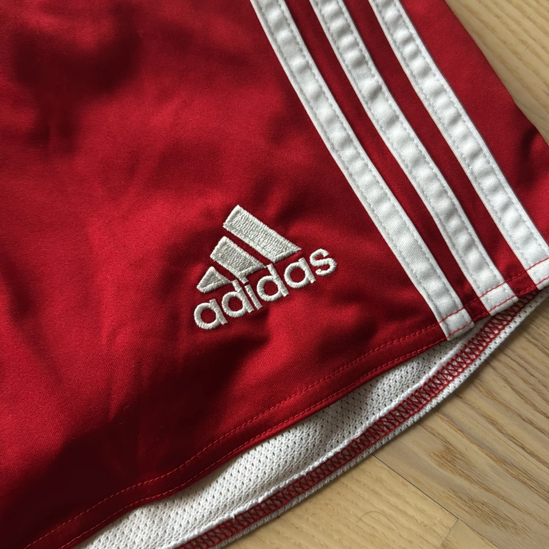 Röda shorts från Adidas - 90