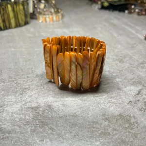 Orange armband - Har massvis med smycken av de danska märket Tomato. Örhängen, halsband, armband, ringar och även lite annat smått o gott.  Kommer att uppdatera efterhand som jag går igenom mina smycken. 